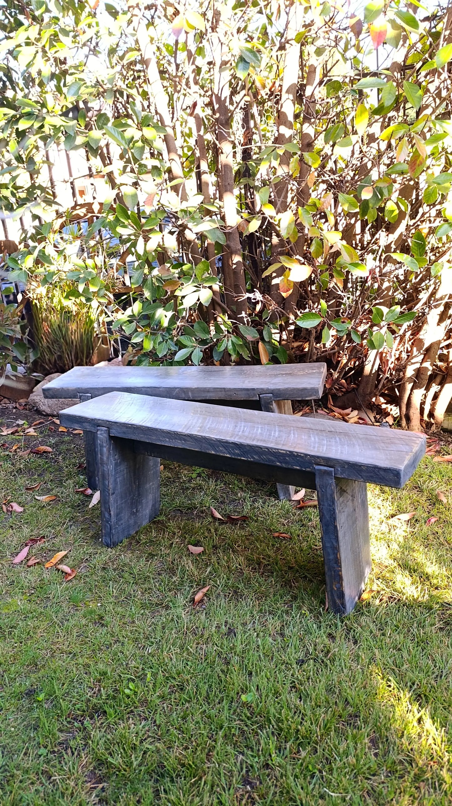 Bancas_de_comedor_gris_lado