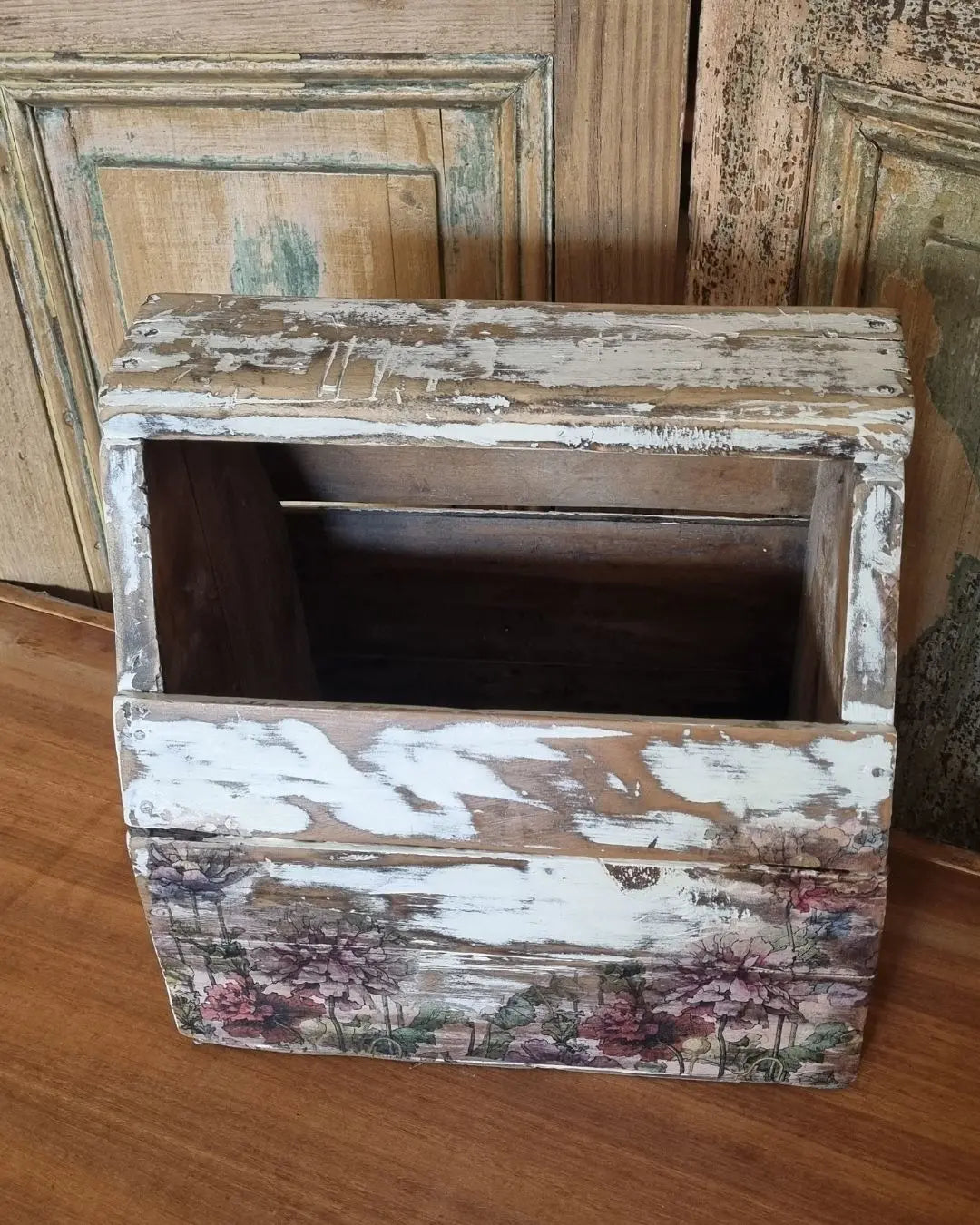 Caja rústica con flores – hecha con un antiguo cajón de gásfiter