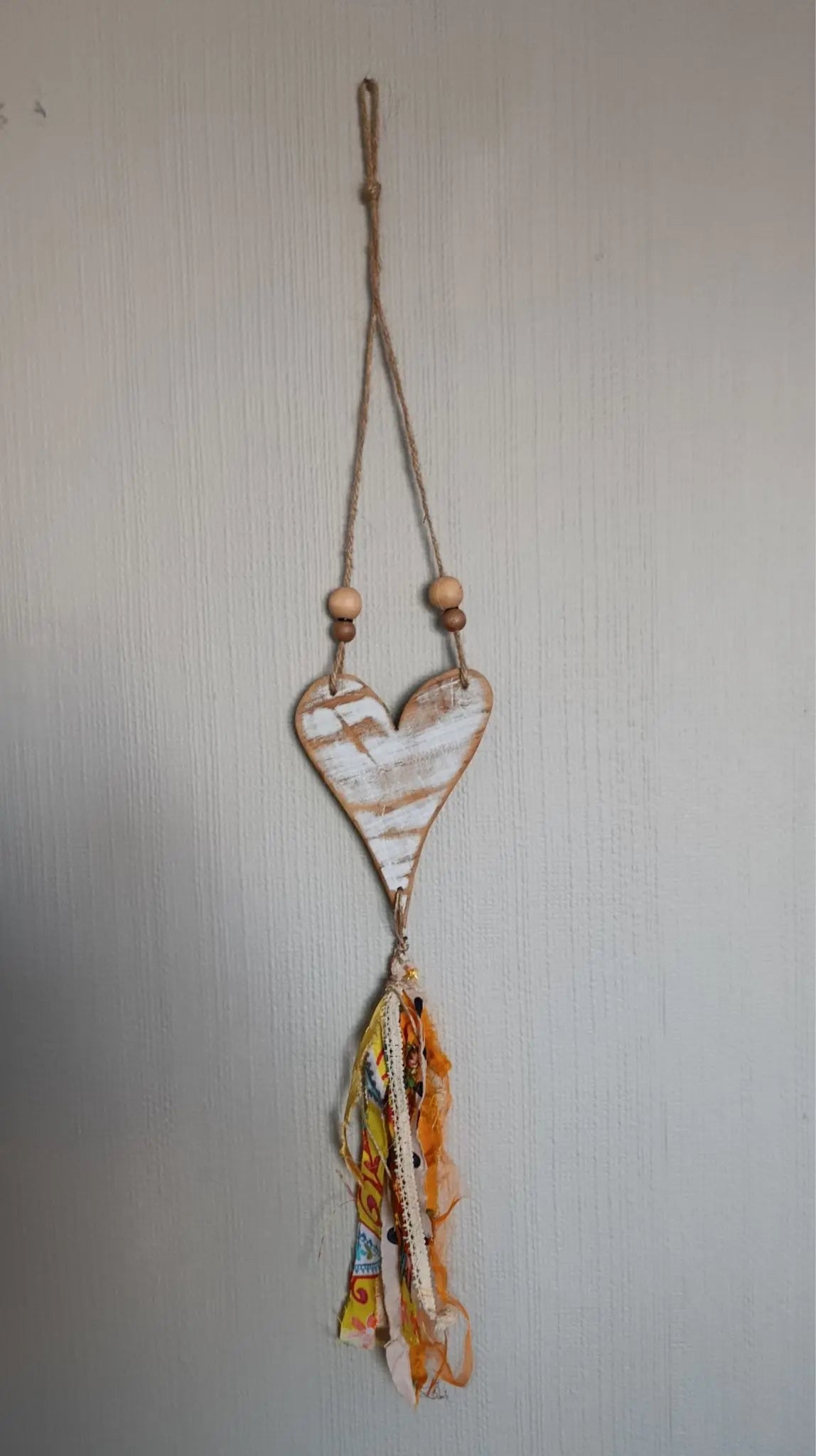 Corazones decorativos de madera reciclada