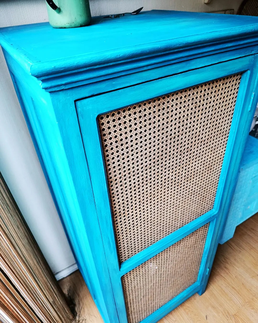 Detalle puerta junco natural mueble vintage artesanal