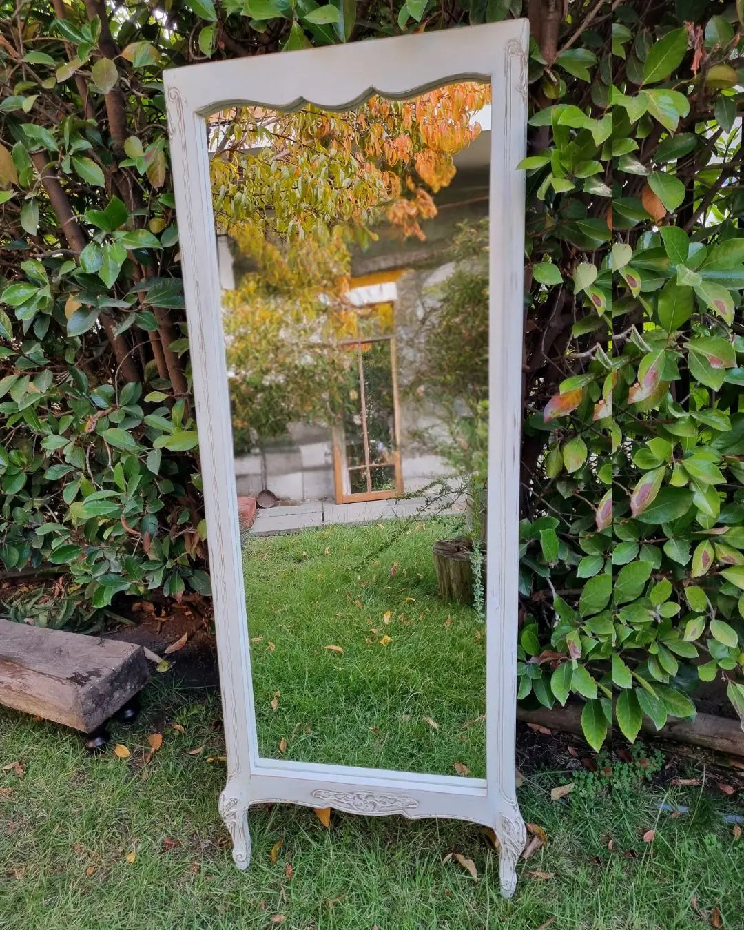 Espejo de pie con patitas talladas