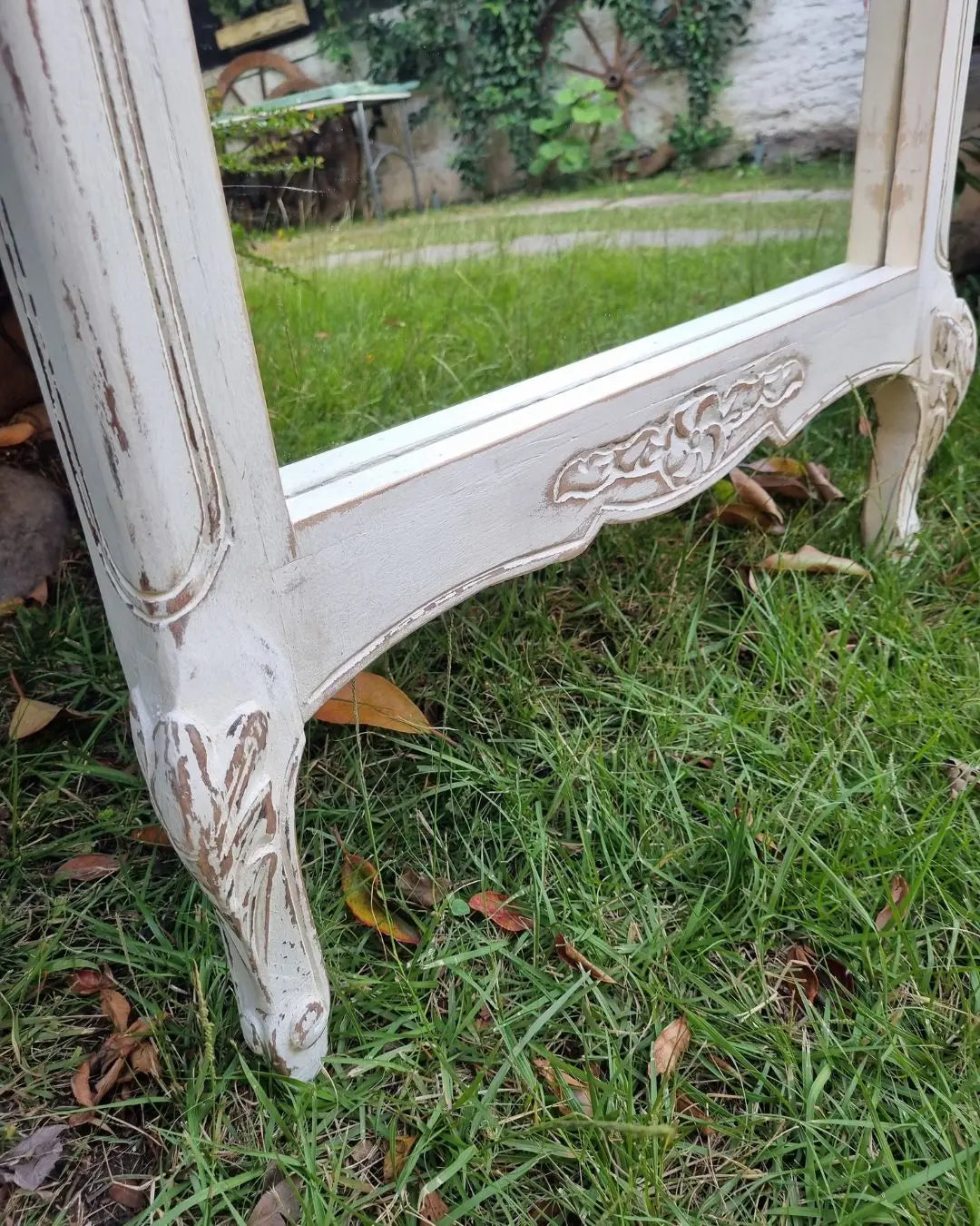 Espejo de pie con patitas talladas