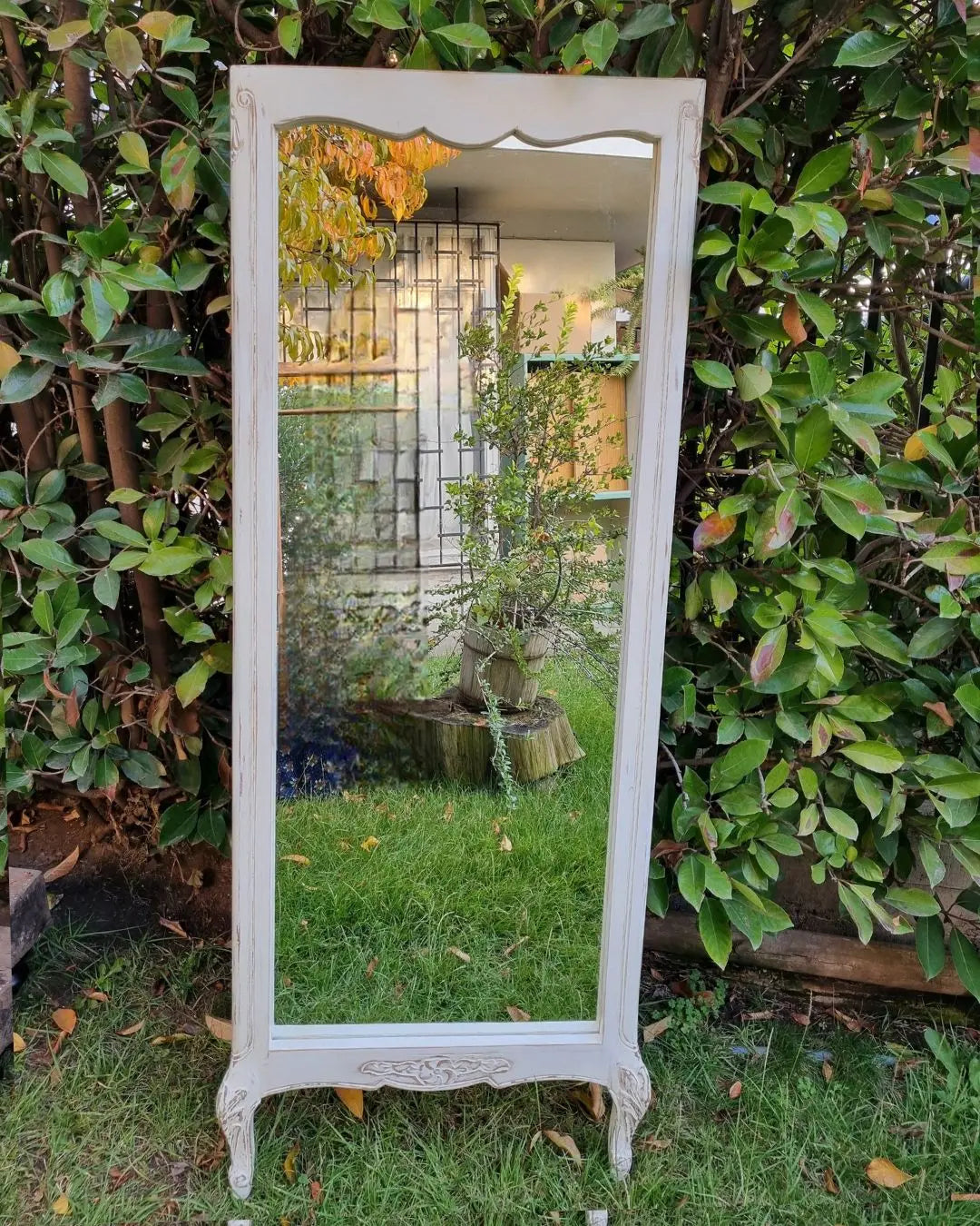 Espejo de pie con patitas talladas