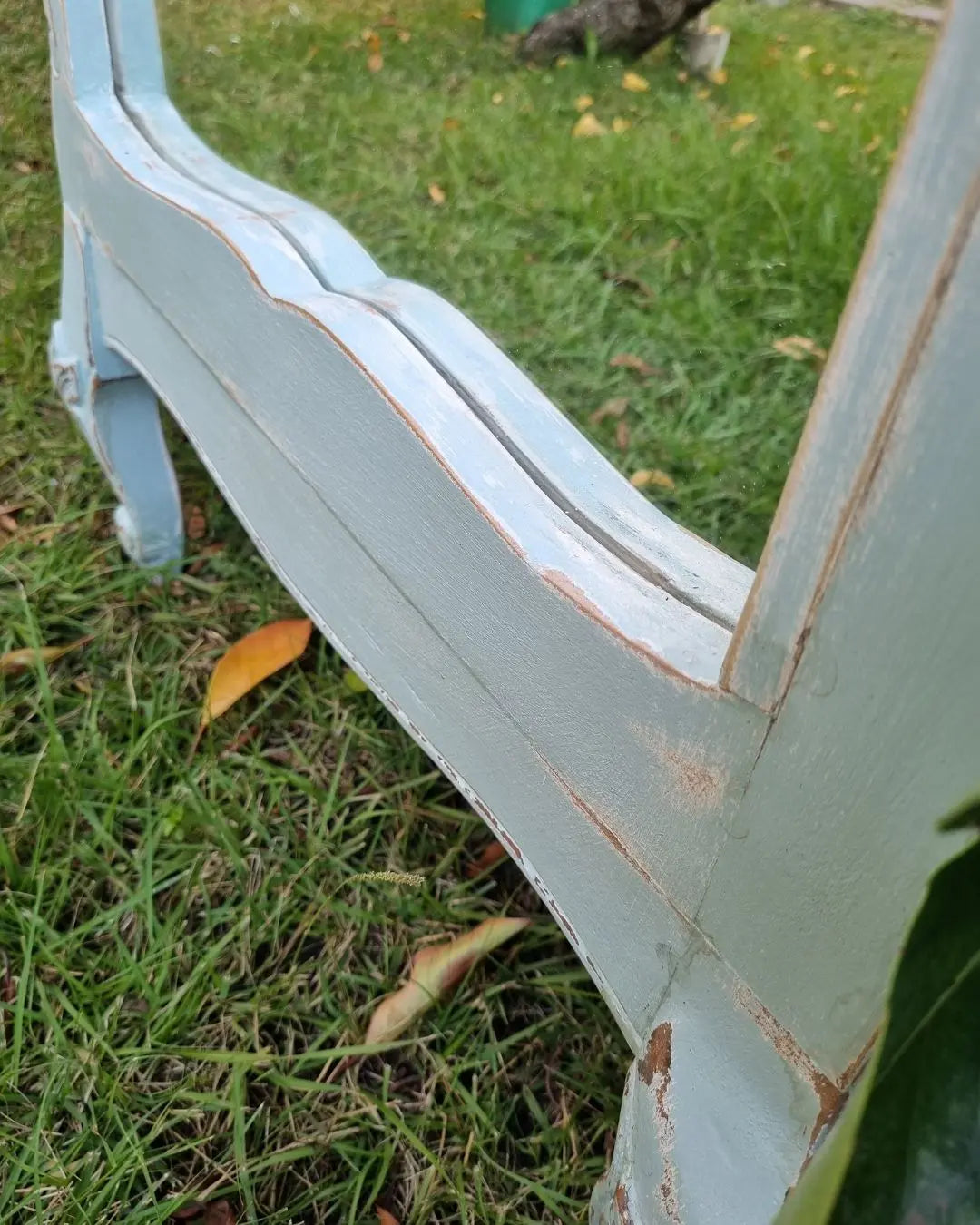 Espejo de pie con patitas talladas