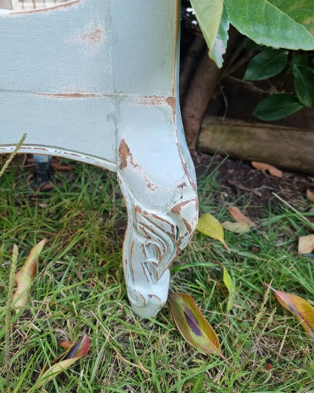 Espejo de pie con patitas talladas