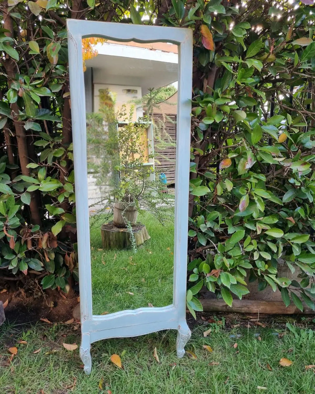 Espejo de pie con patitas talladas