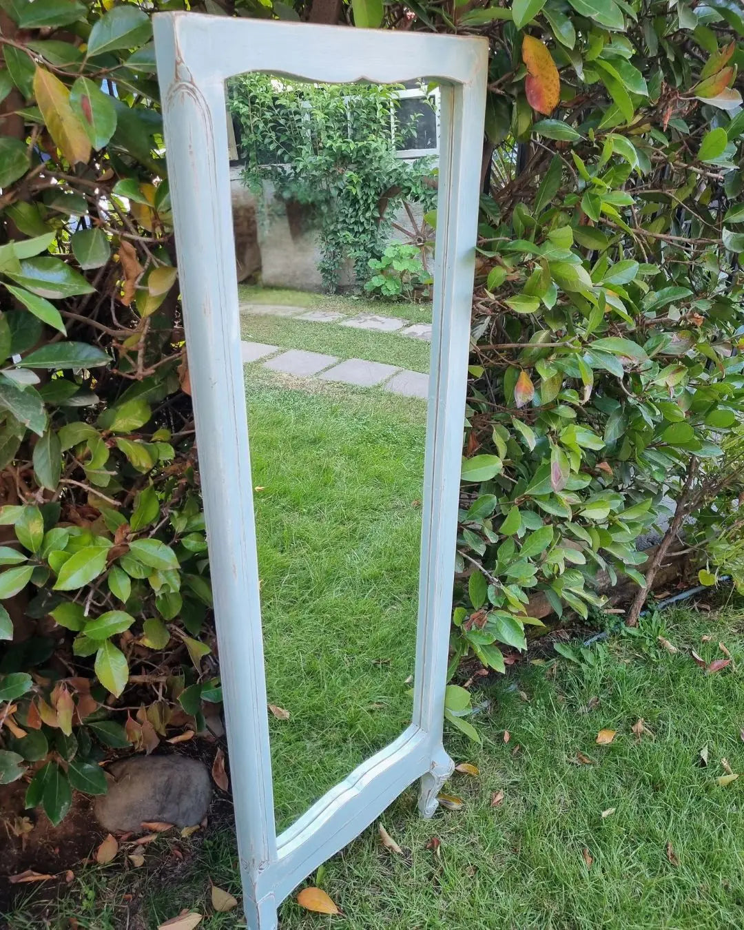 Espejo de pie con patitas talladas