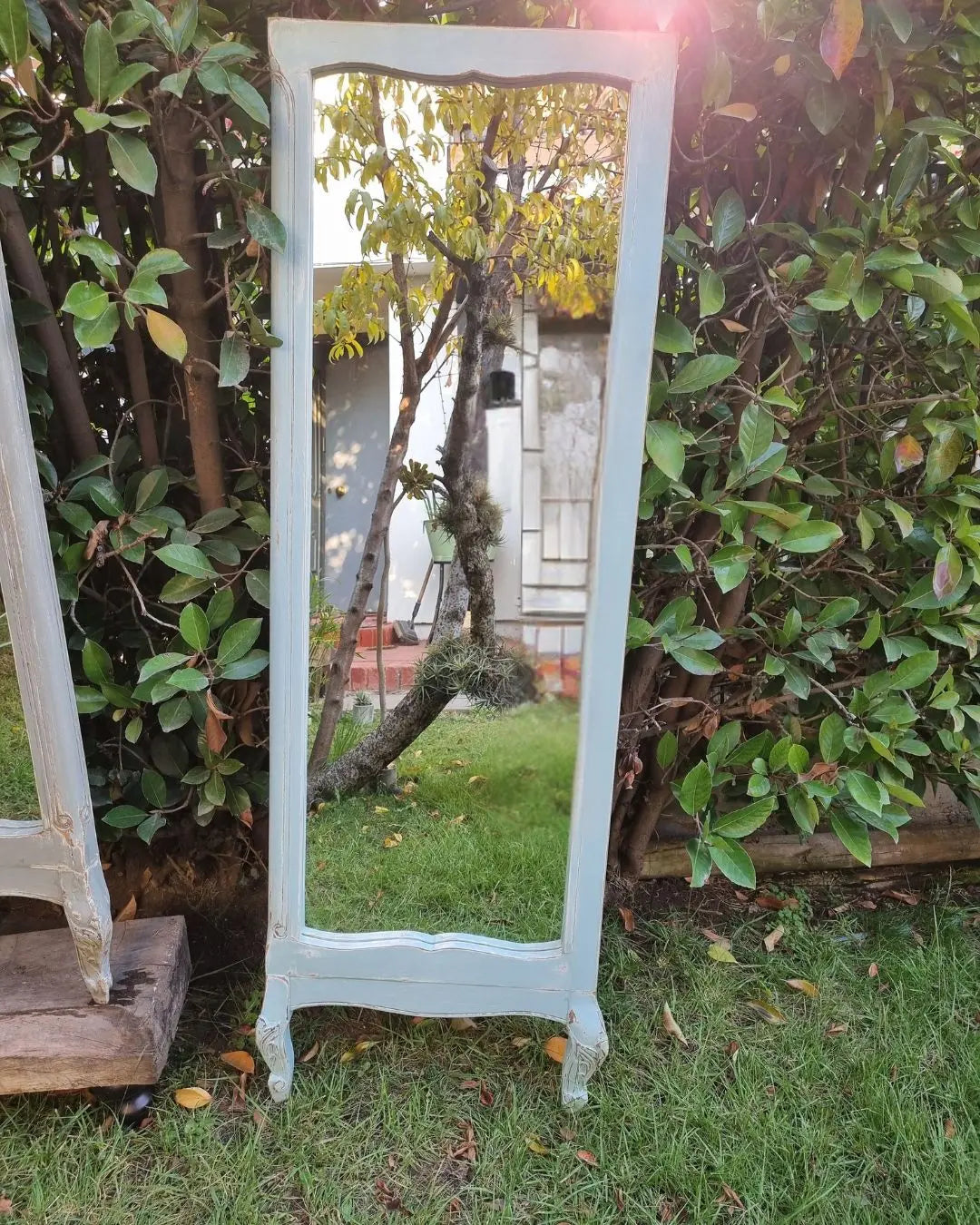 Espejo de pie con patitas talladas