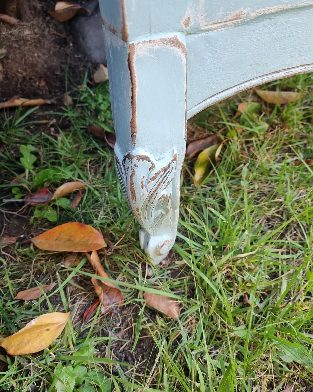 Espejo de pie con patitas talladas