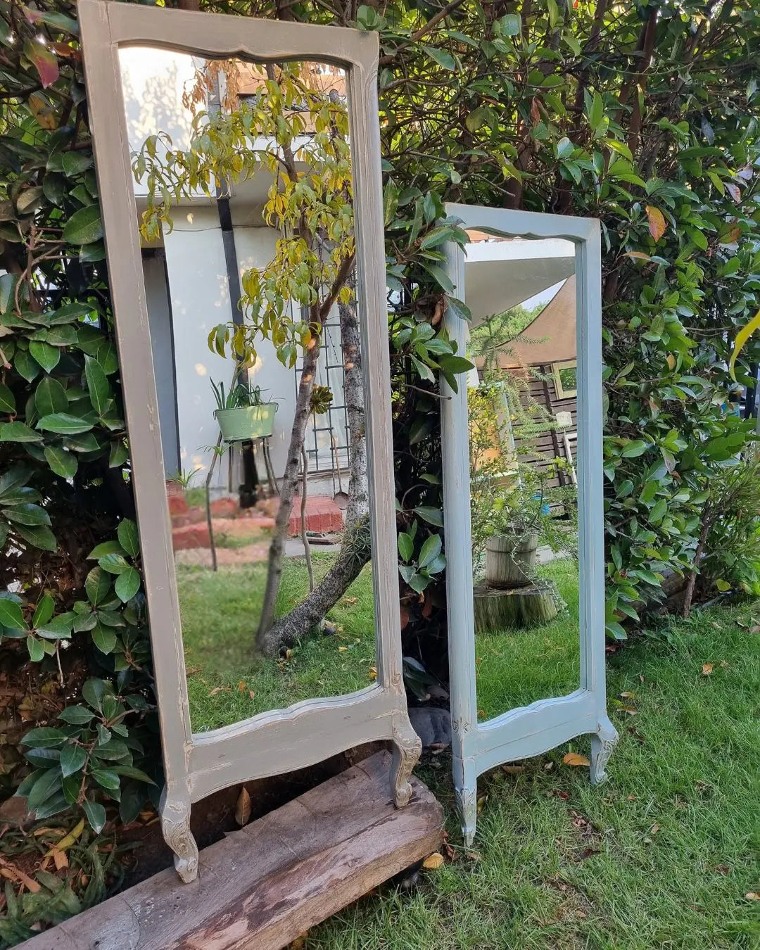 Espejo de pie con patitas talladas