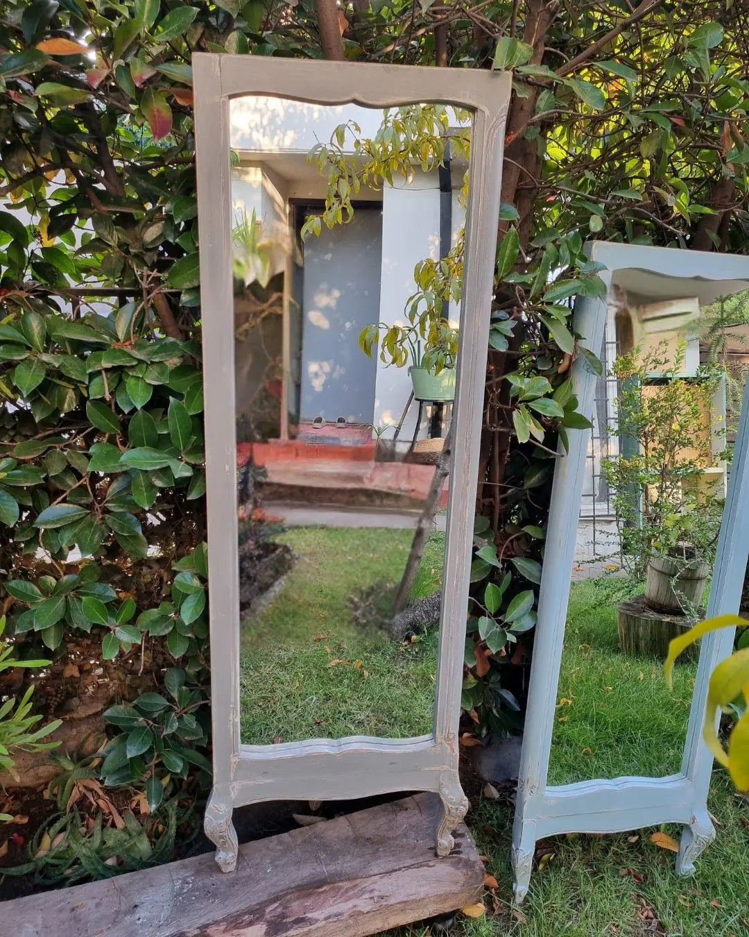 Espejo de pie con patitas talladas