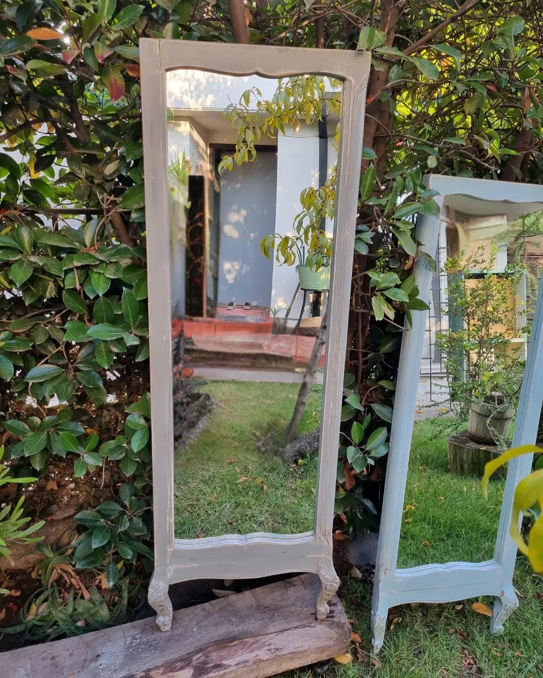 Espejo de pie con patitas talladas