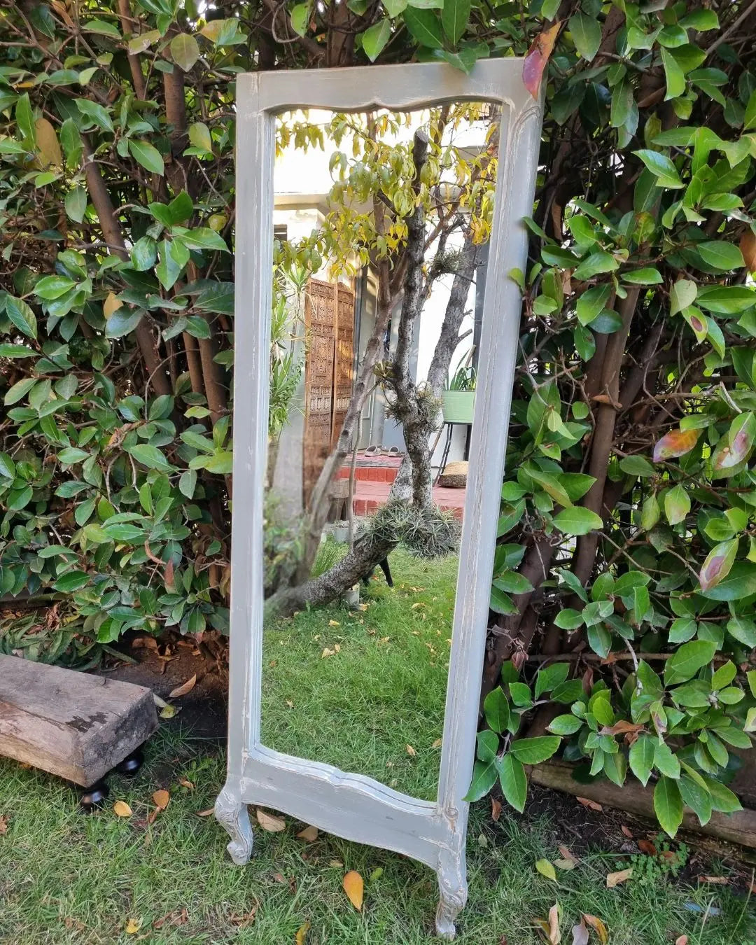 Espejo de pie con patitas talladas