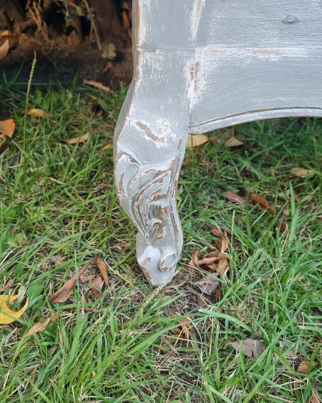 Espejo de pie con patitas talladas