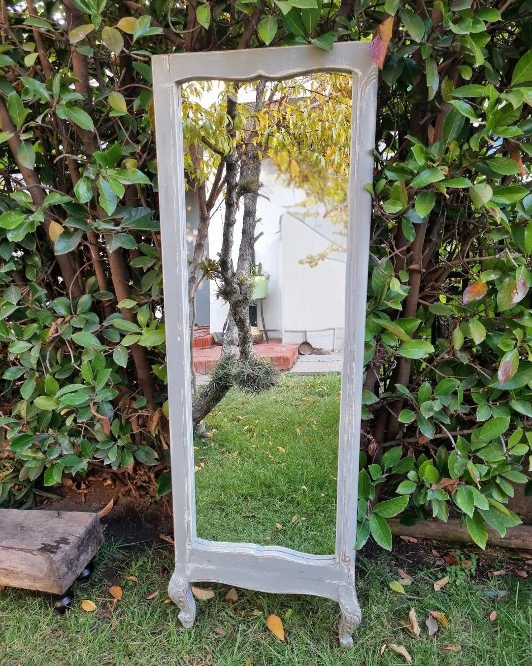 Espejo de pie con patitas talladas