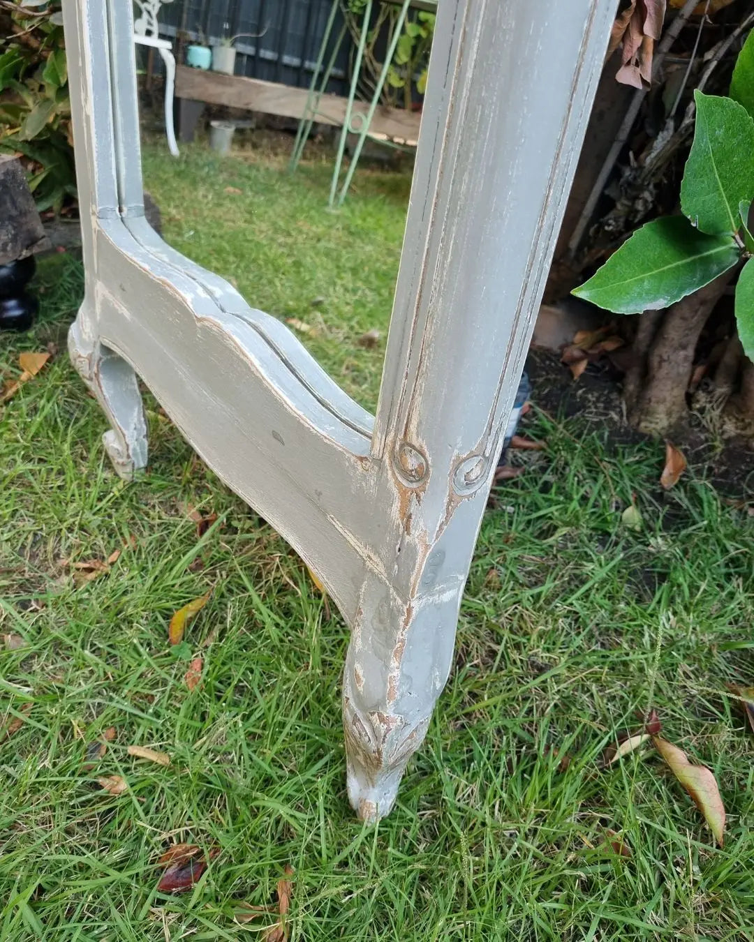 Espejo de pie con patitas talladas