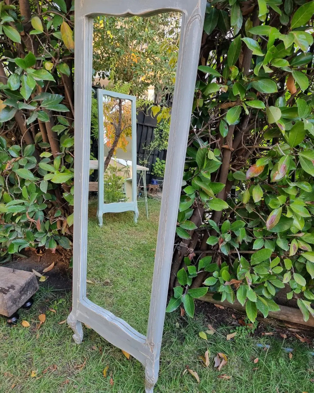 Espejo de pie con patitas talladas