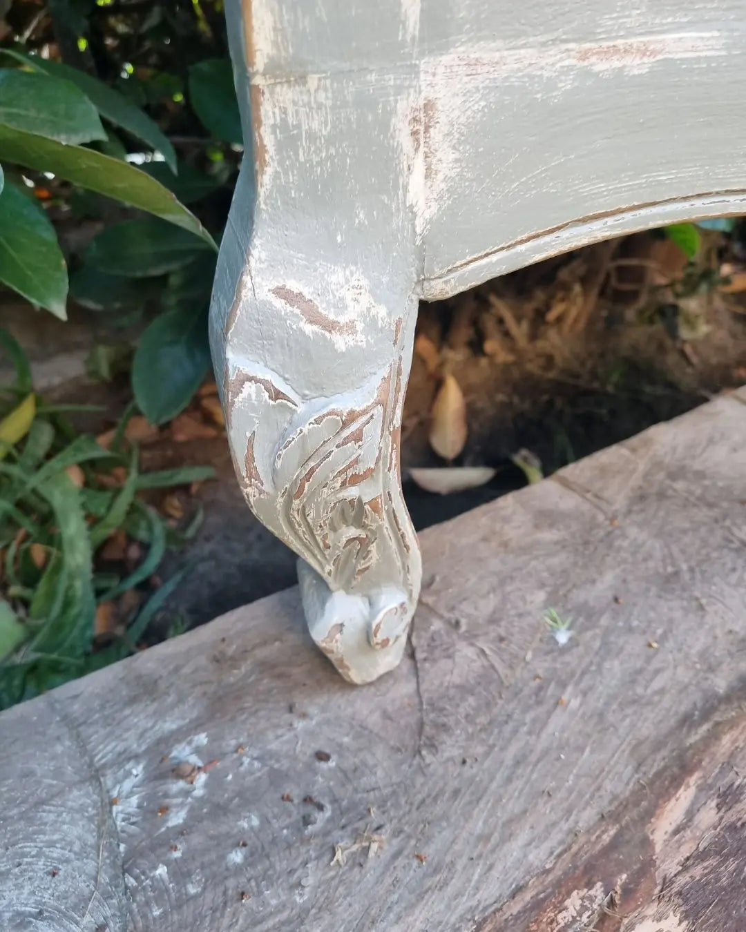 Espejo de pie con patitas talladas