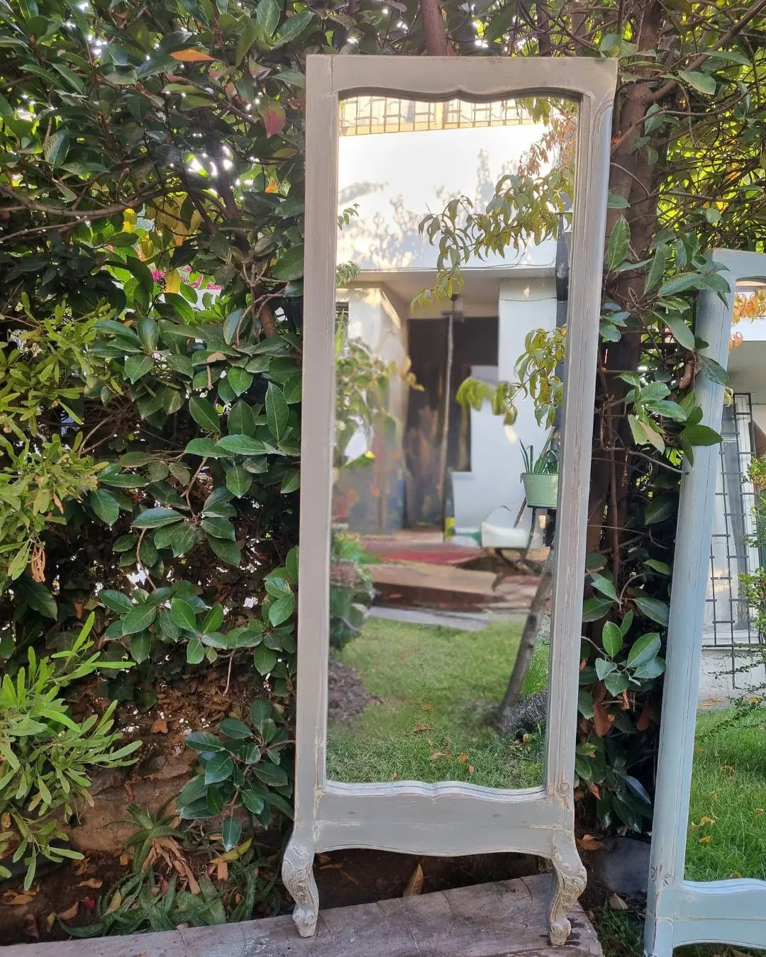 Espejo de pie con patitas talladas