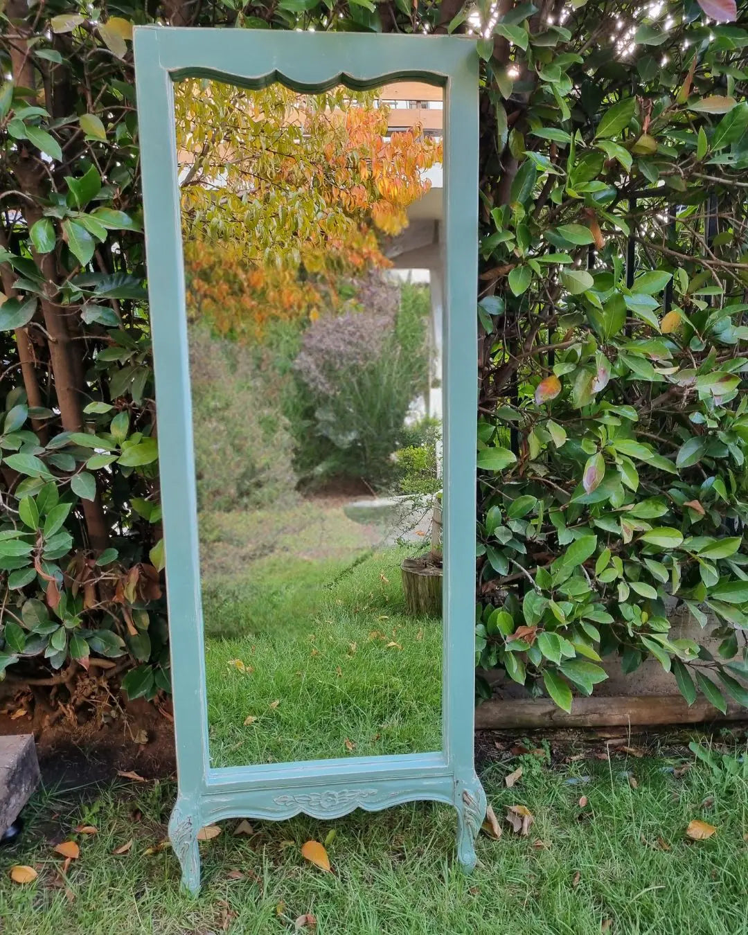 Espejo de pie con patitas talladas