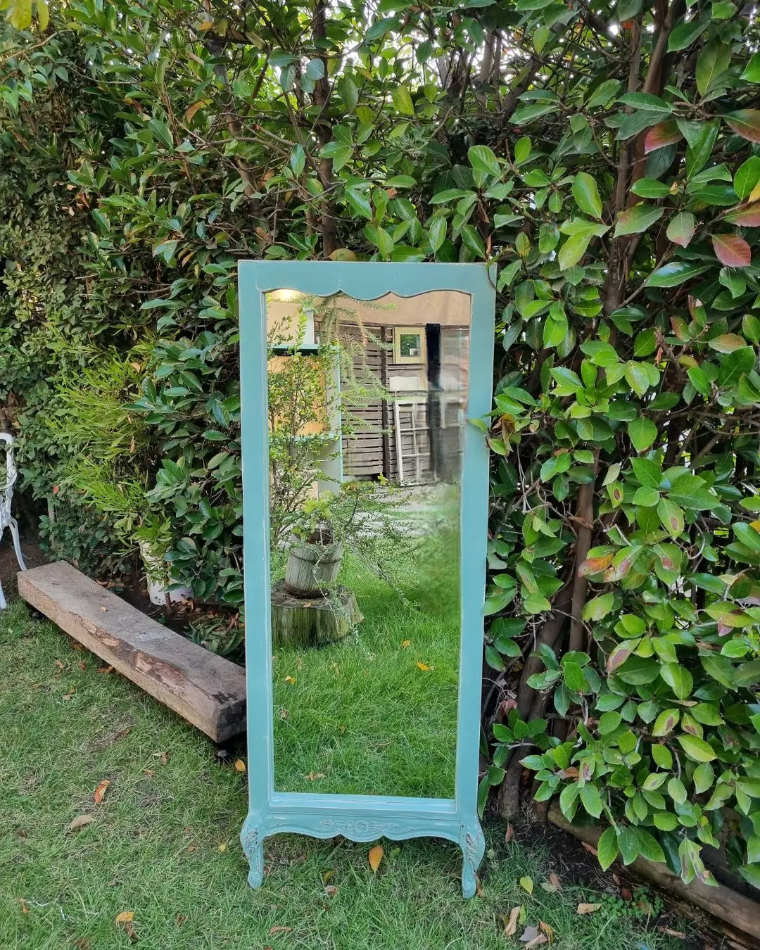 Espejo de pie con patitas talladas