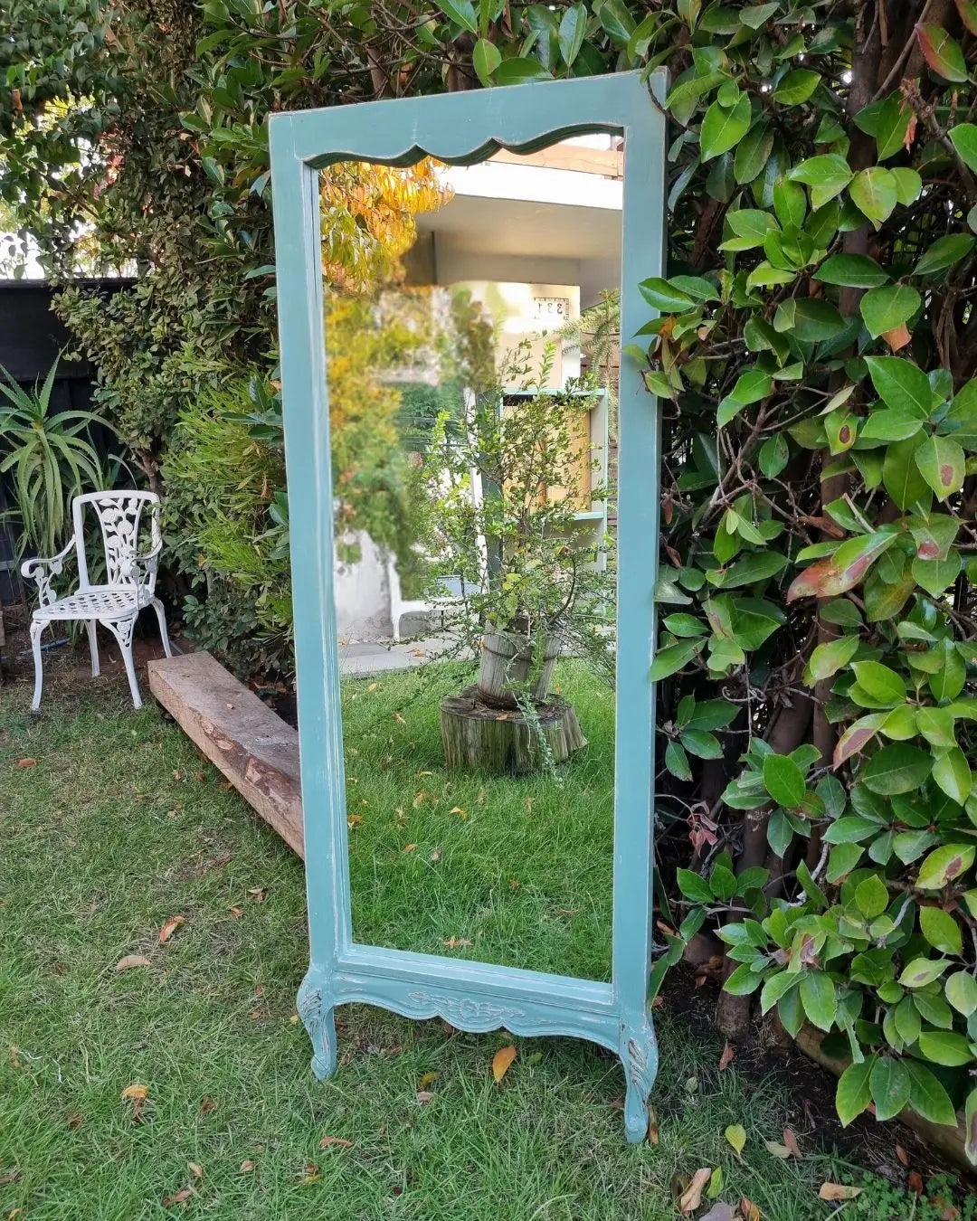 Espejo de pie con patitas talladas