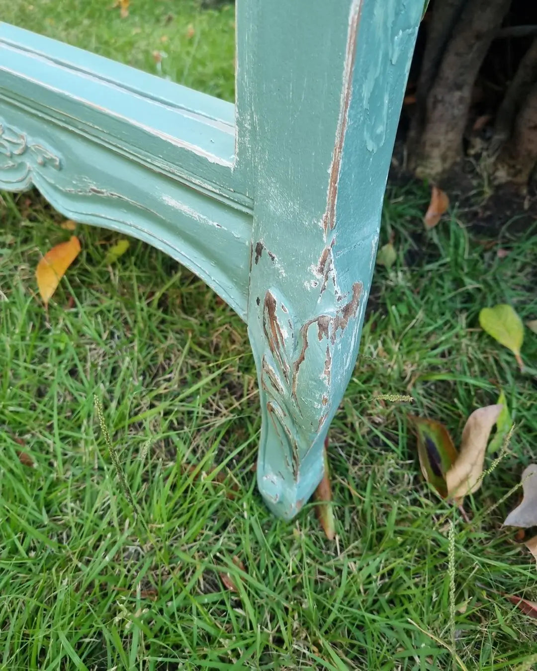 Espejo de pie con patitas talladas