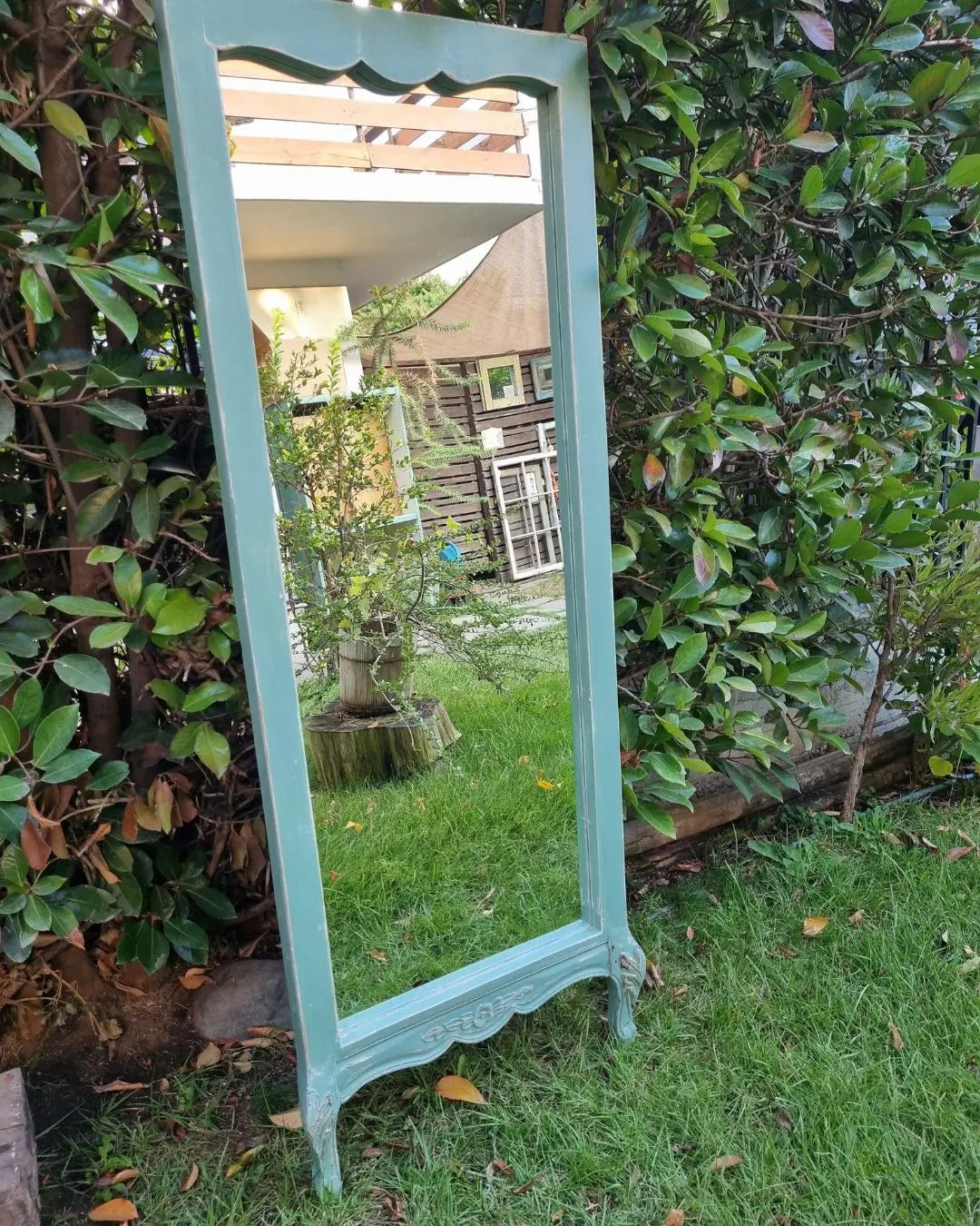 Espejo de pie con patitas talladas