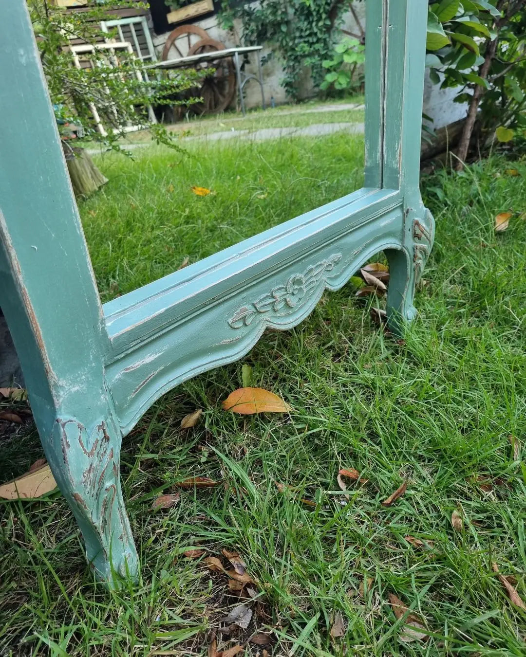 Espejo de pie con patitas talladas