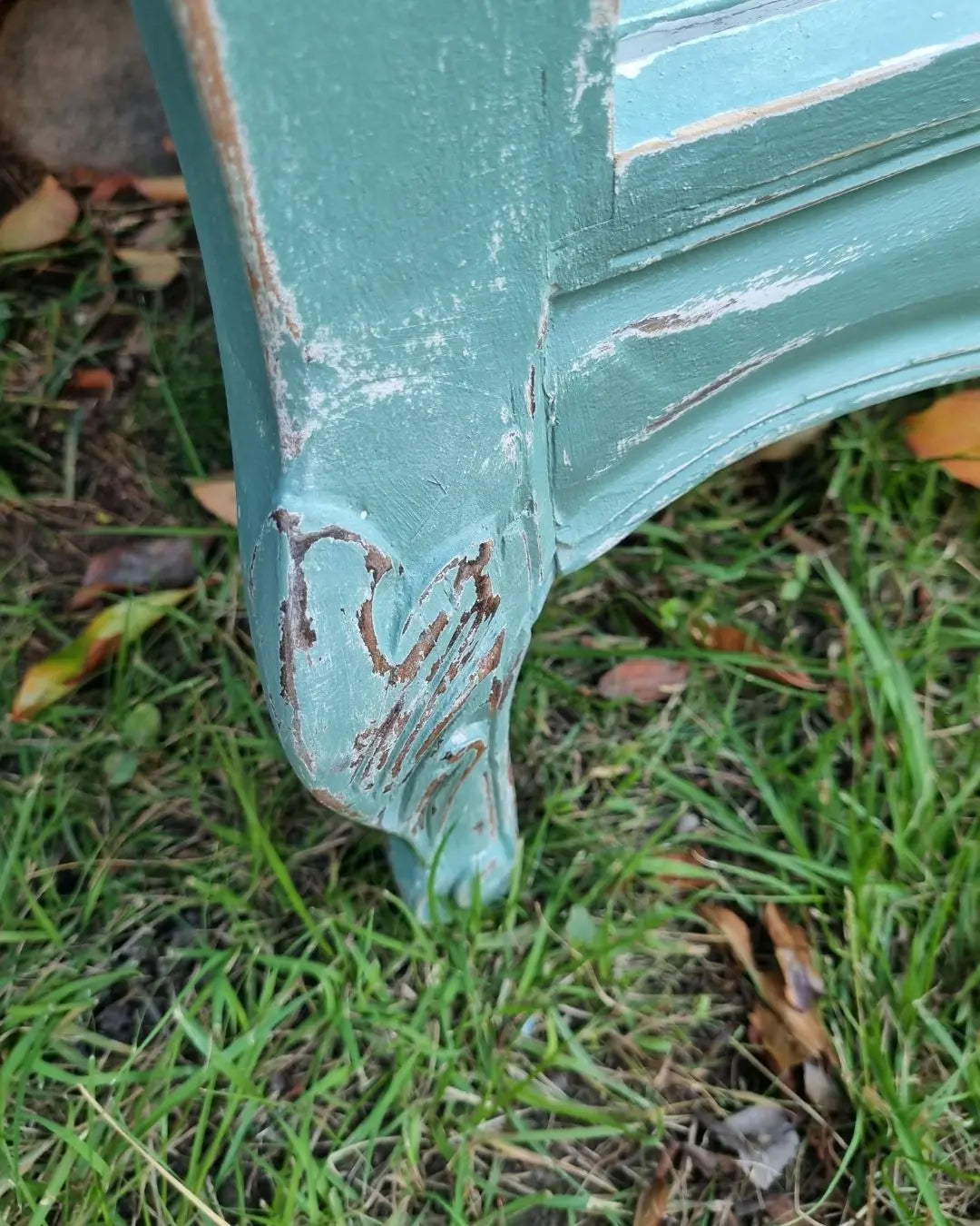 Espejo de pie con patitas talladas