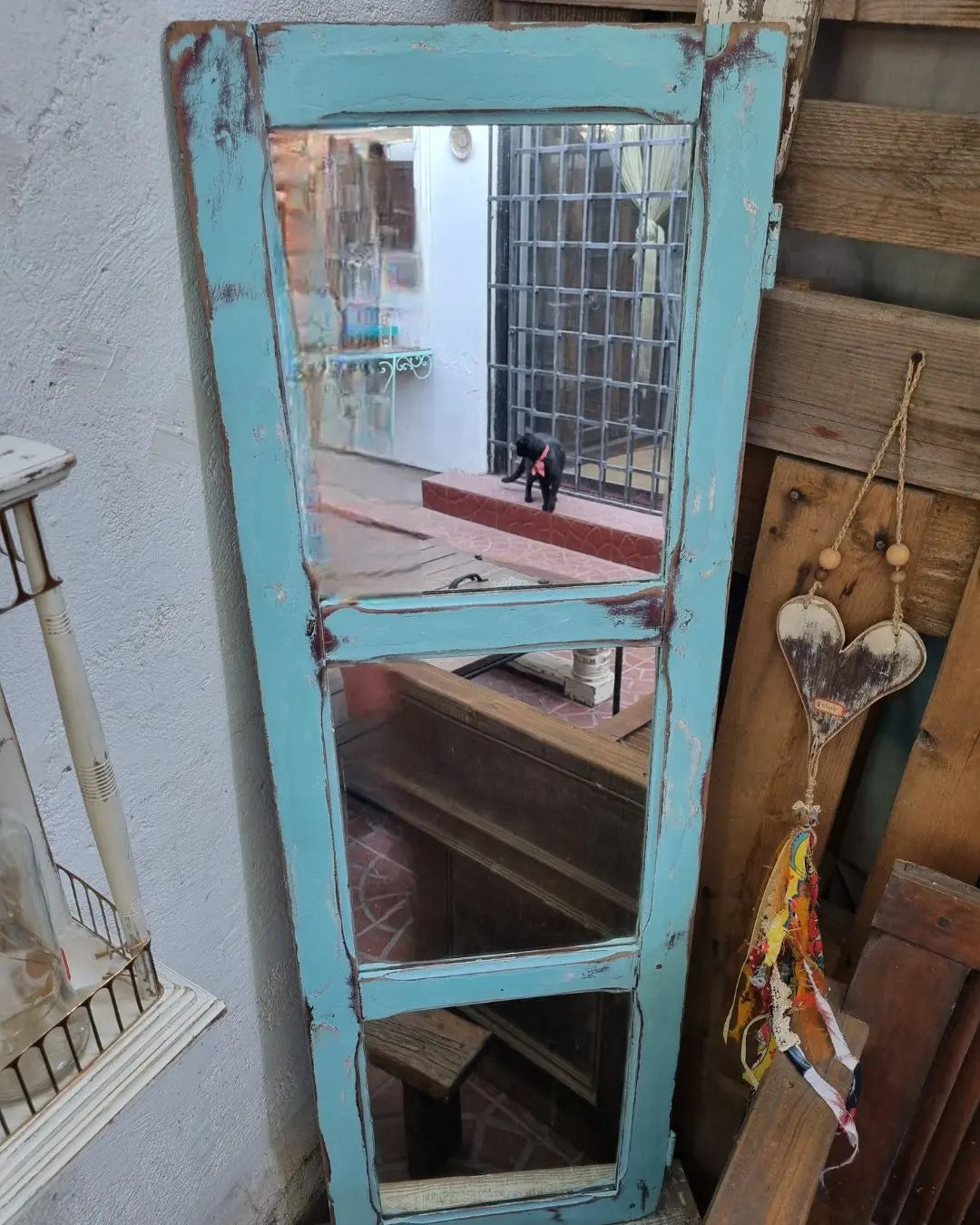 Espejo celeste con marco de antiguo postigo