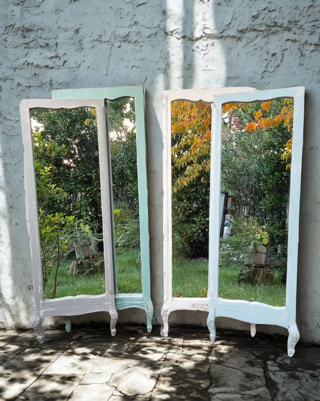 Espejo de pie con patitas talladas