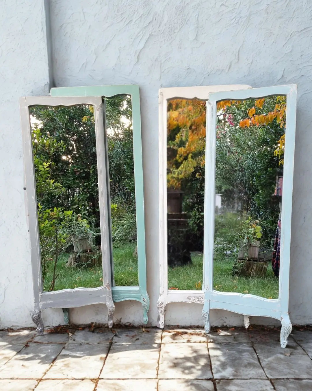 Espejo de pie con patitas talladas