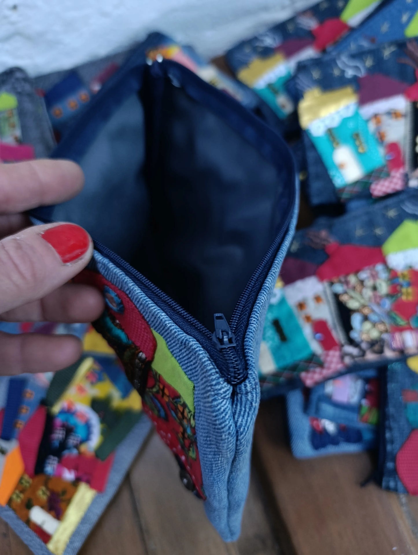 Estuche Artesanal · Mezclilla Reciclada con Apliqué de Casitas