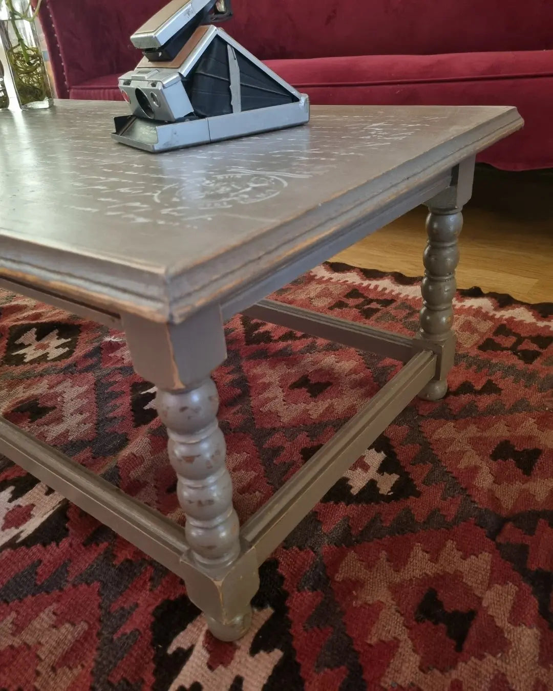 Mesa de centro con diseño en su cubierta