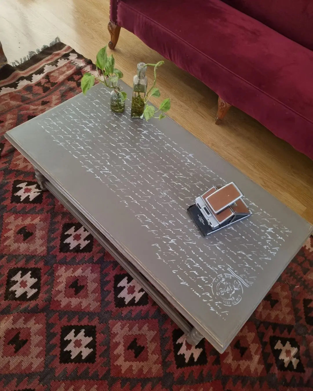 Mesa de centro con diseño en su cubierta