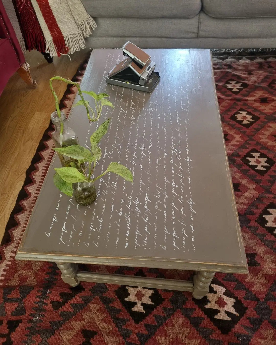 Mesa de centro con diseño en su cubierta