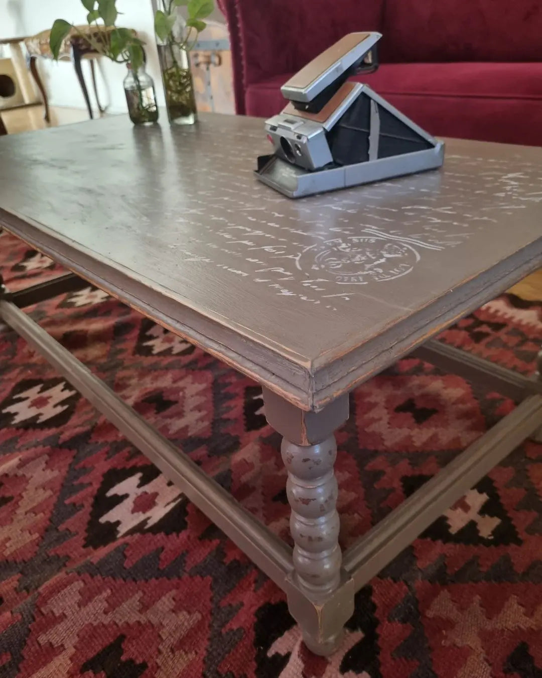 Mesa de centro con diseño en su cubierta
