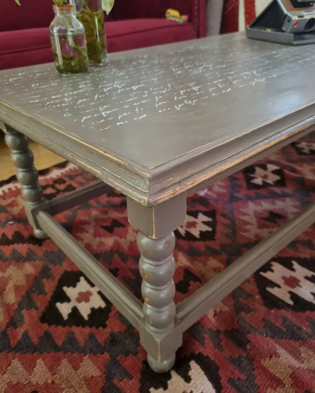 Mesa de centro con diseño en su cubierta