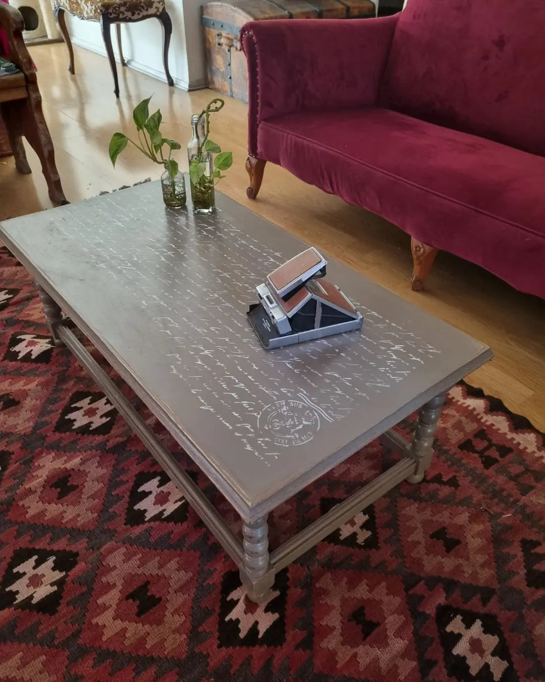 Mesa de centro con diseño en su cubierta