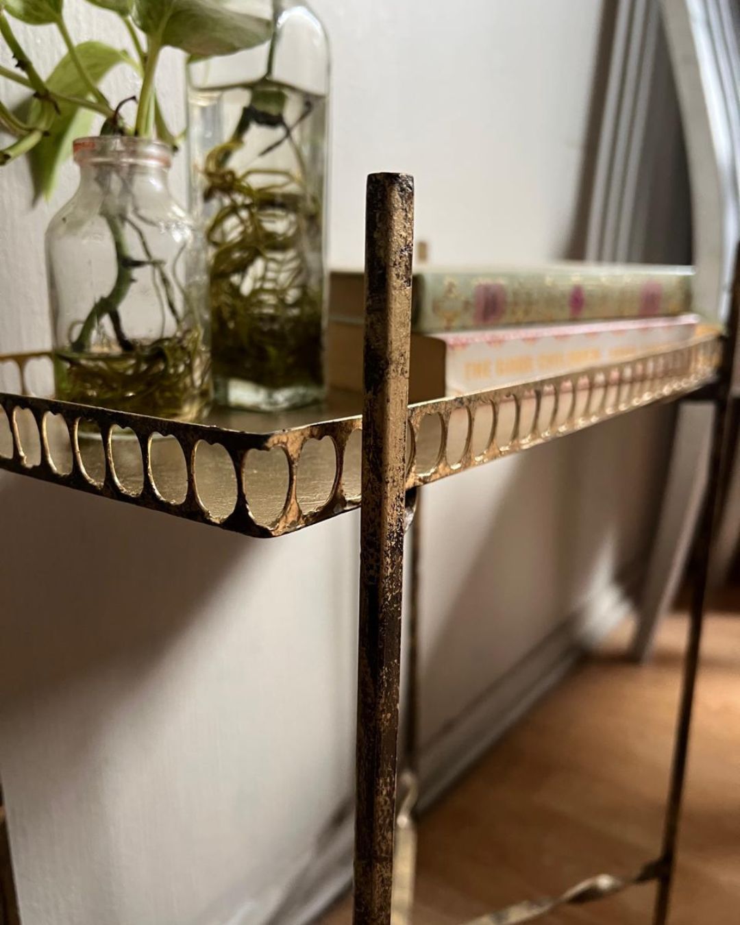 Mesita dorada vintage de fierro trabajado