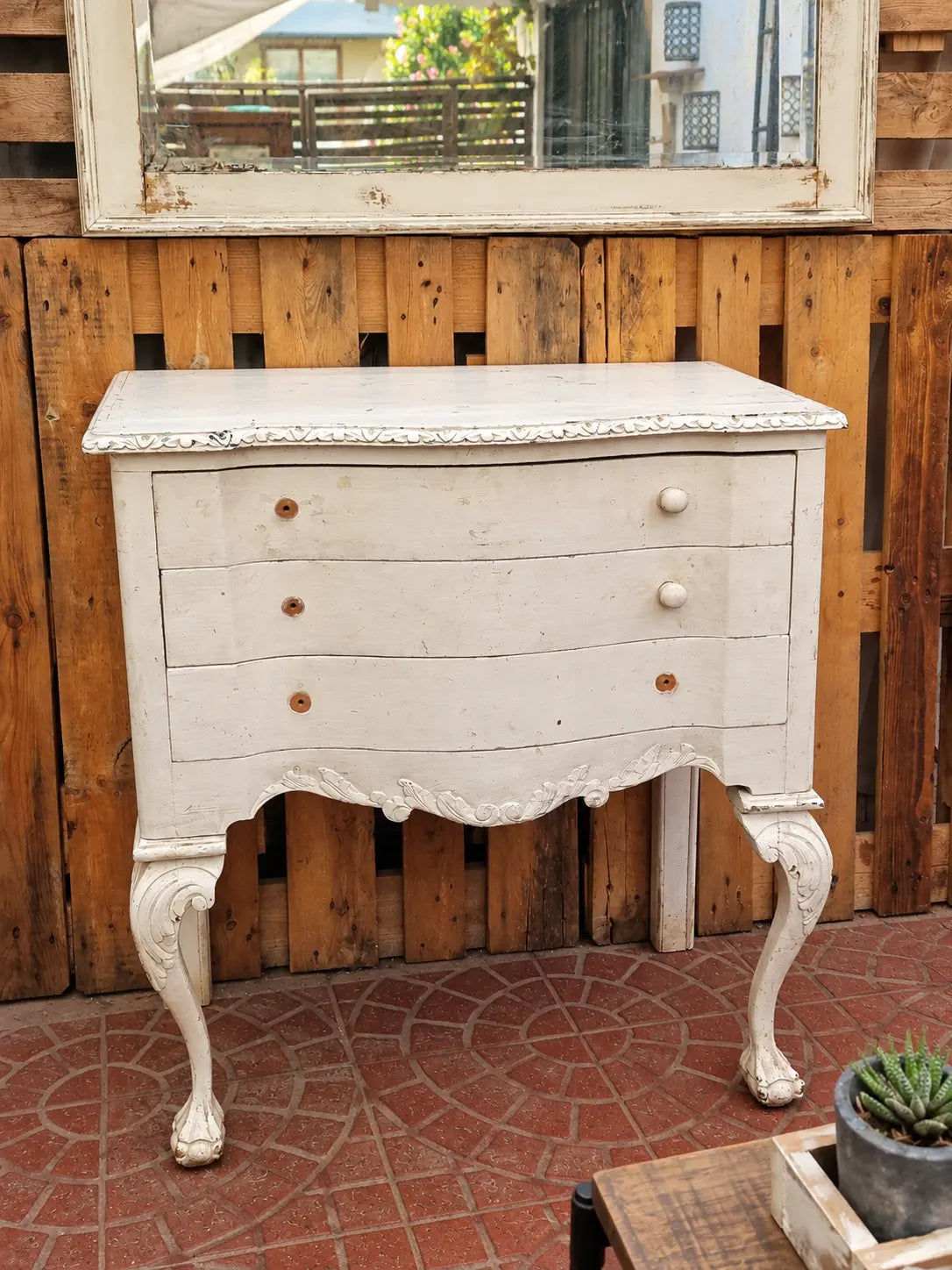 Cómoda clásica restaurada de cuatro cajones con patas ornamentales