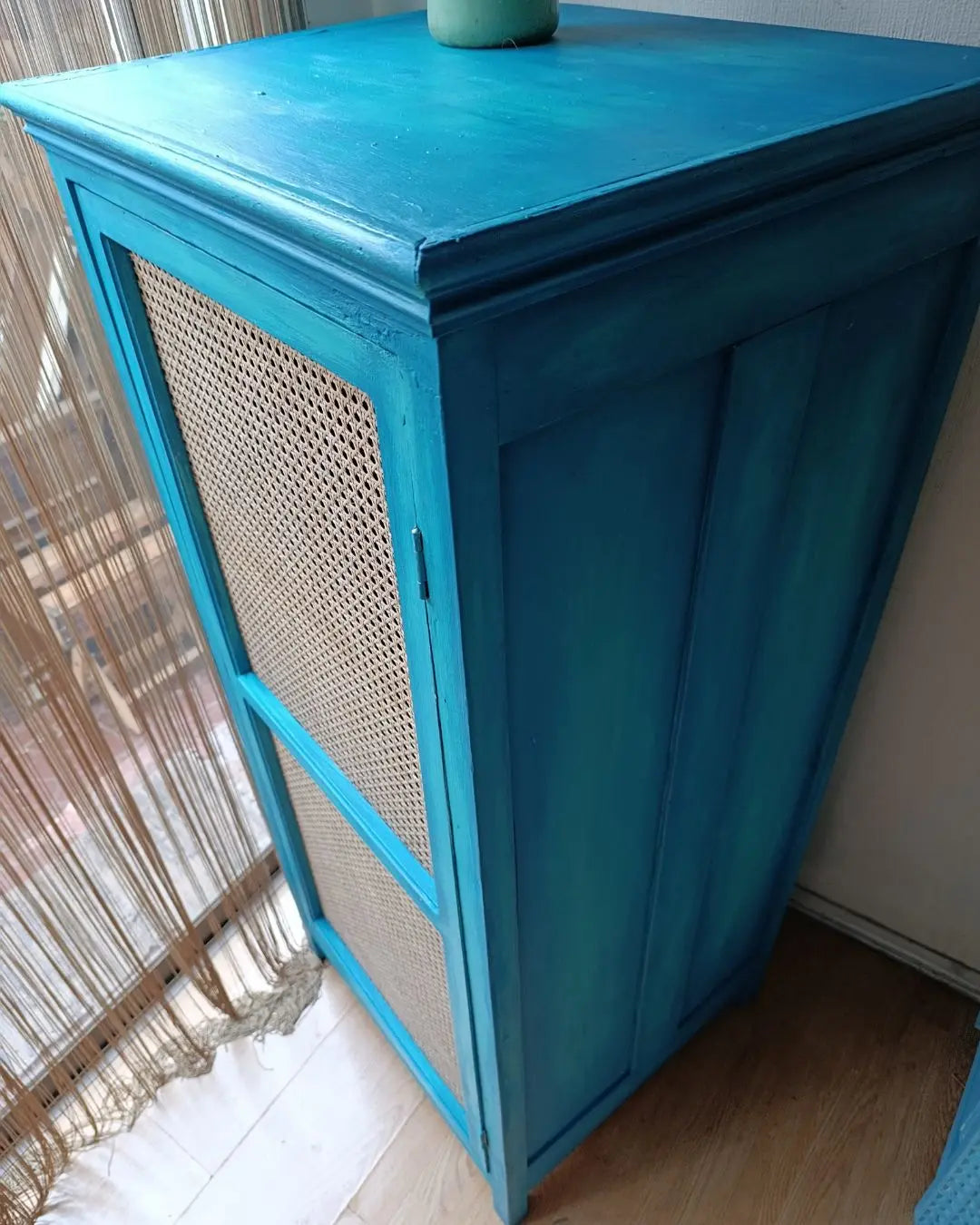 Mueble vintage usado como bar botellas copas decoración