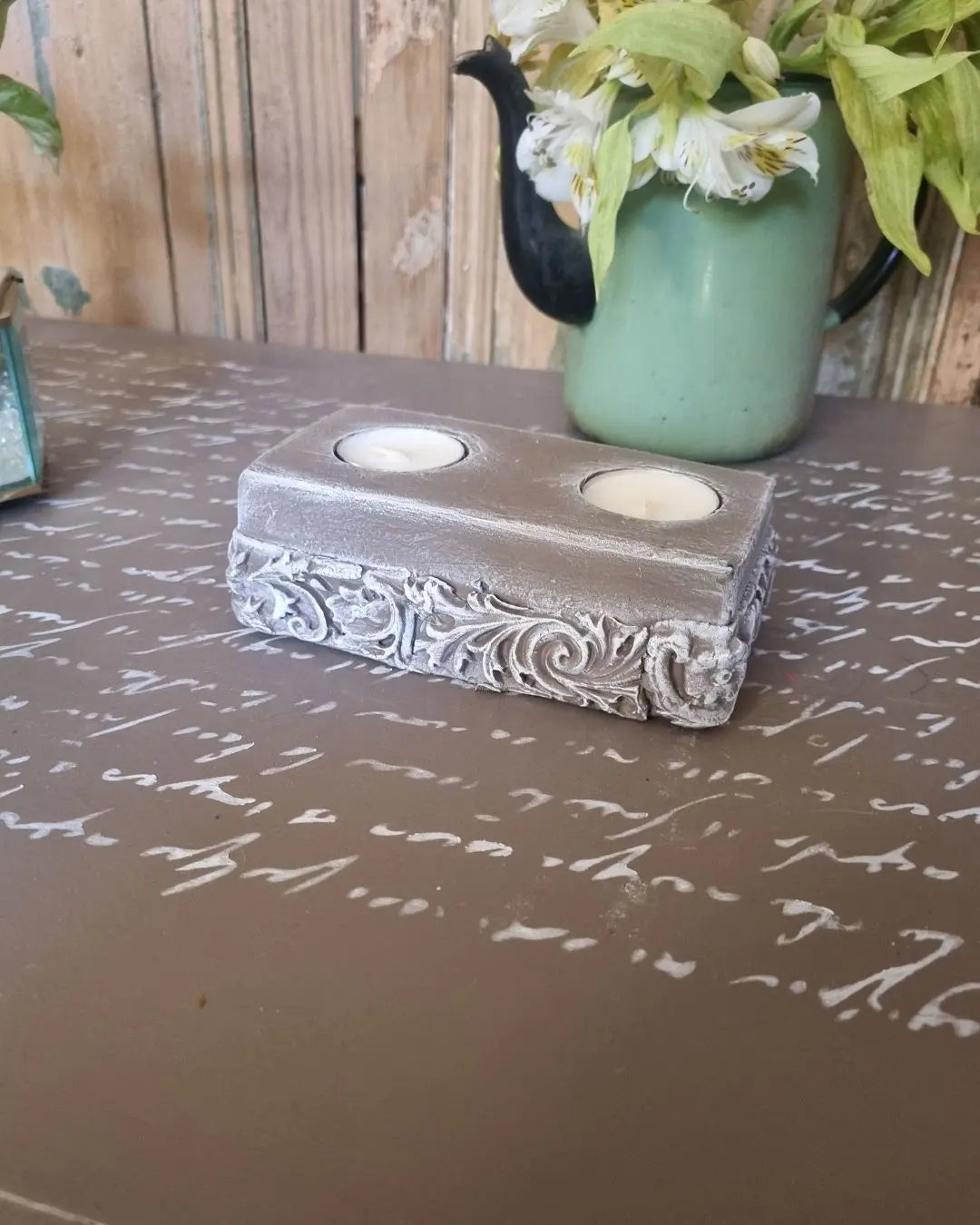 Portavela o candelabro de madera con relieve