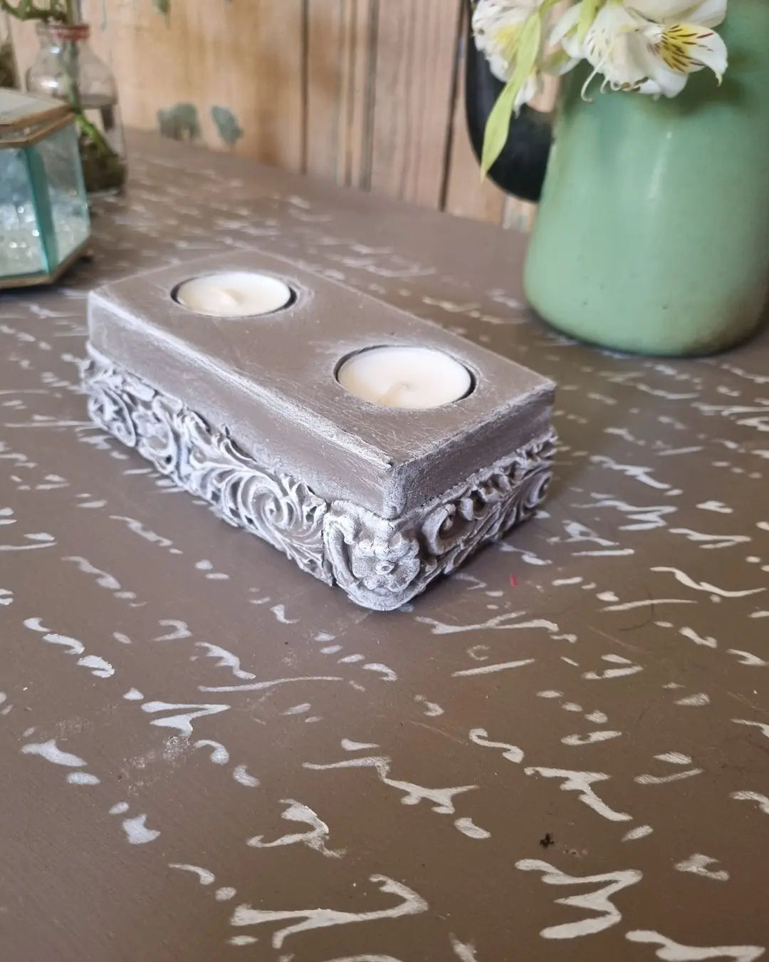 Portavela o candelabro de madera con relieve