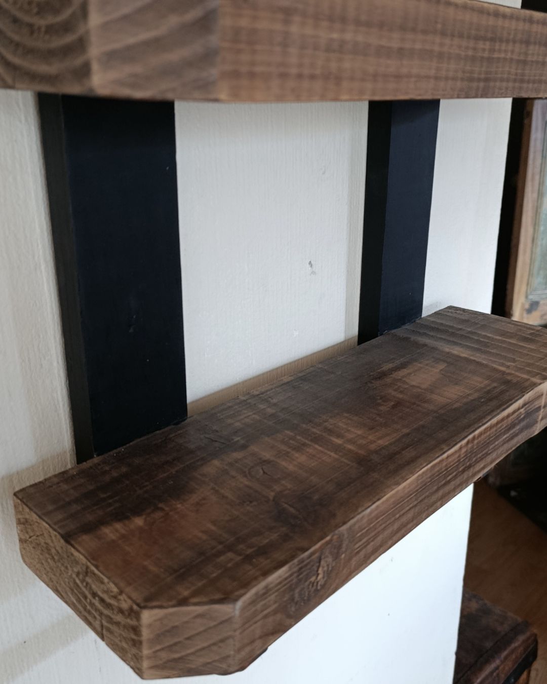 Repisa Industrial de Madera con Codos de Cobre