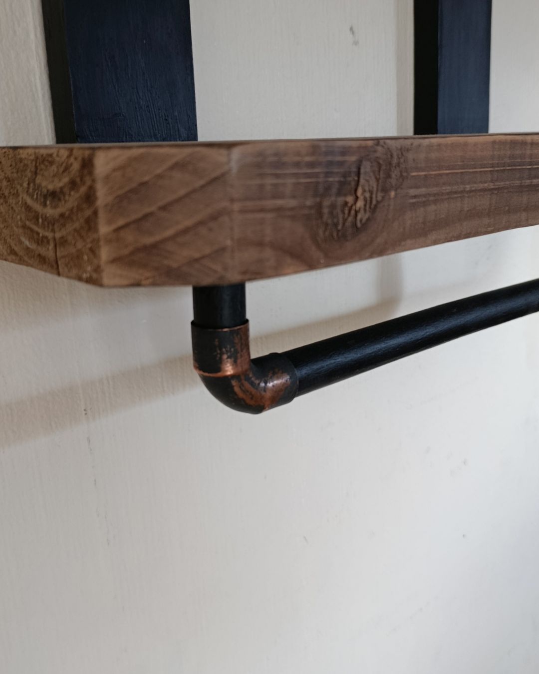 Repisa Industrial de Madera con Codos de Cobre