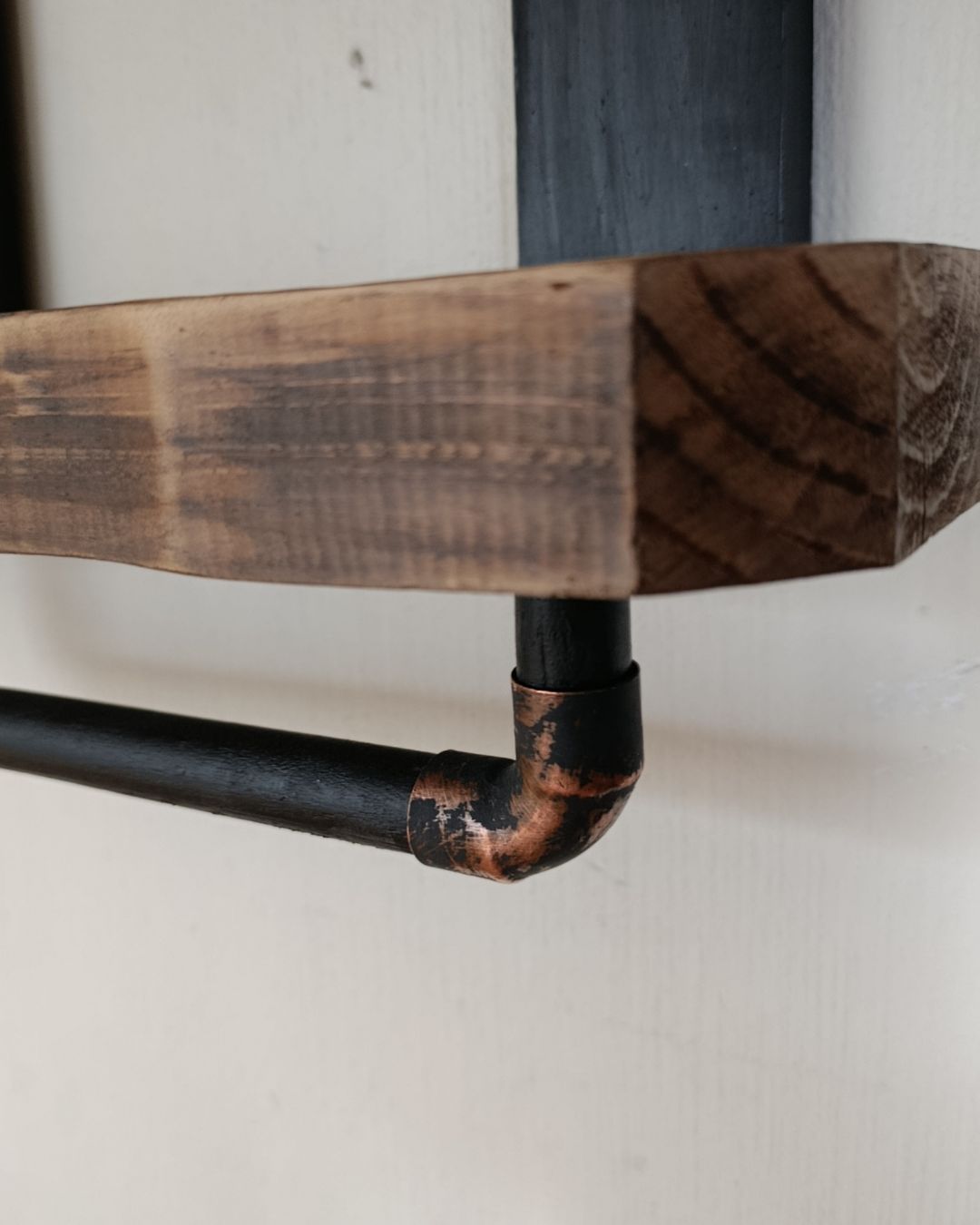 Repisa Industrial de Madera con Codos de Cobre