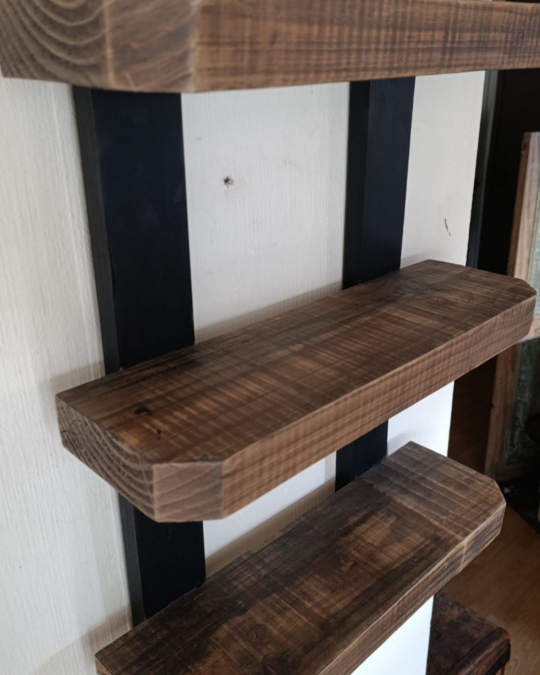 Repisa Industrial de Madera con Codos de Cobre