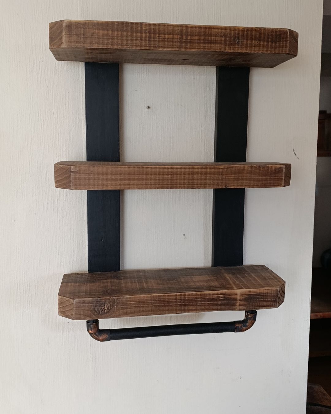Repisa Industrial de Madera con Codos de Cobre